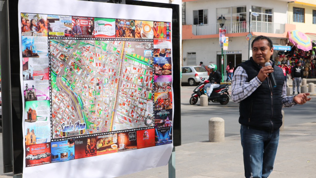 Colocan mapa turístico y comercial en parque Hidalgo