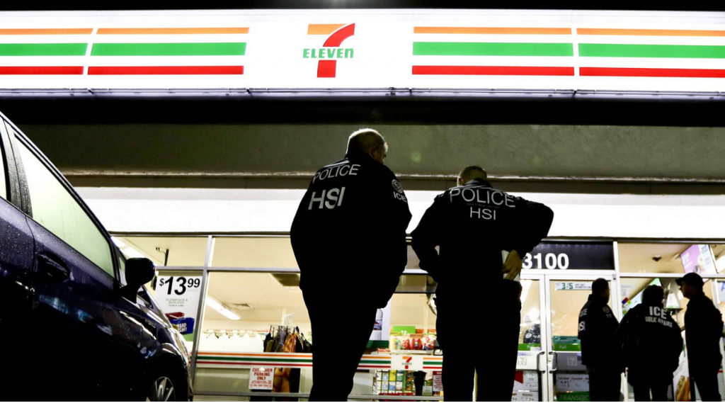La policía de EE UU lanza una redada en cerca de 100 tiendas