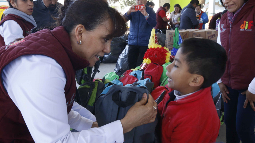 Entrega DIF estatal material de apoyo en albergues e internados