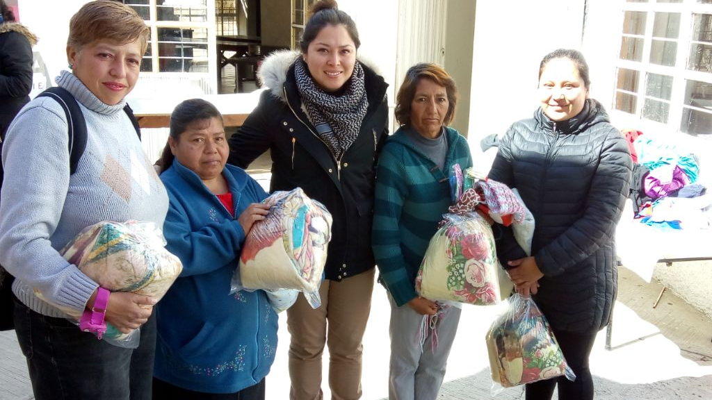 Distribuye ayuntamiento de Tlaxcala cobijas a familias vulnerable