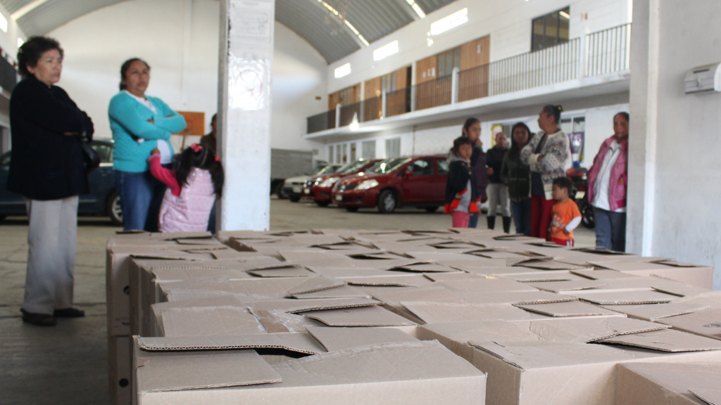Entregan paquetes para apoyar a familias en Tocatlán