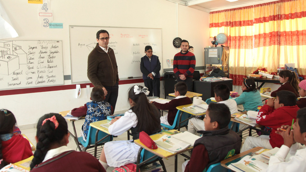 Continúa secretario de educación en recorridos por escuelas