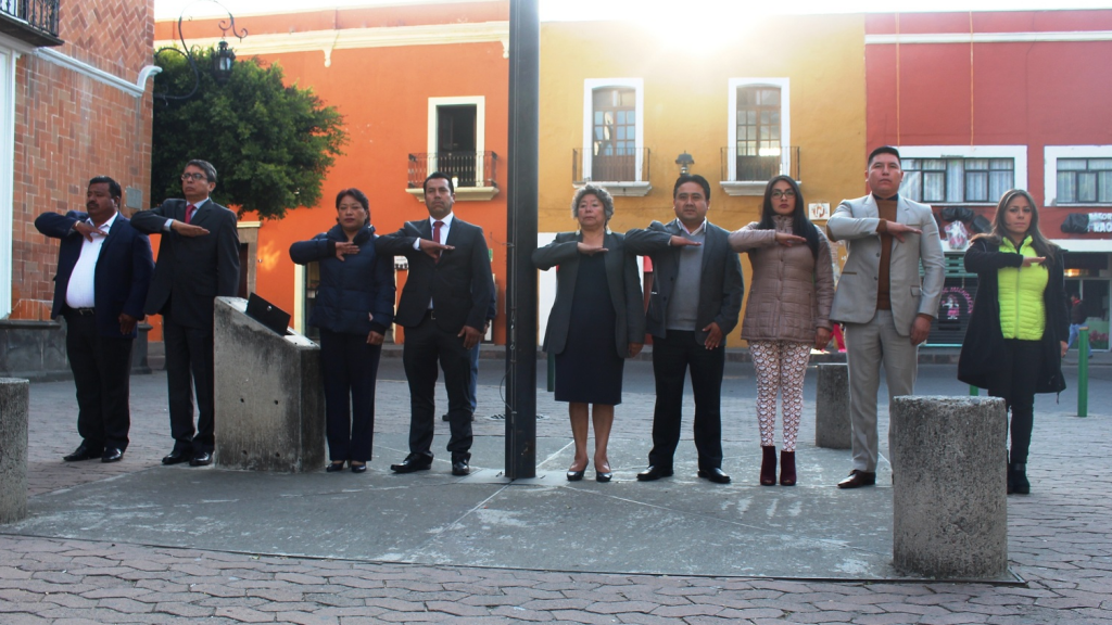 Lábaro patrio en plaza de la constitución