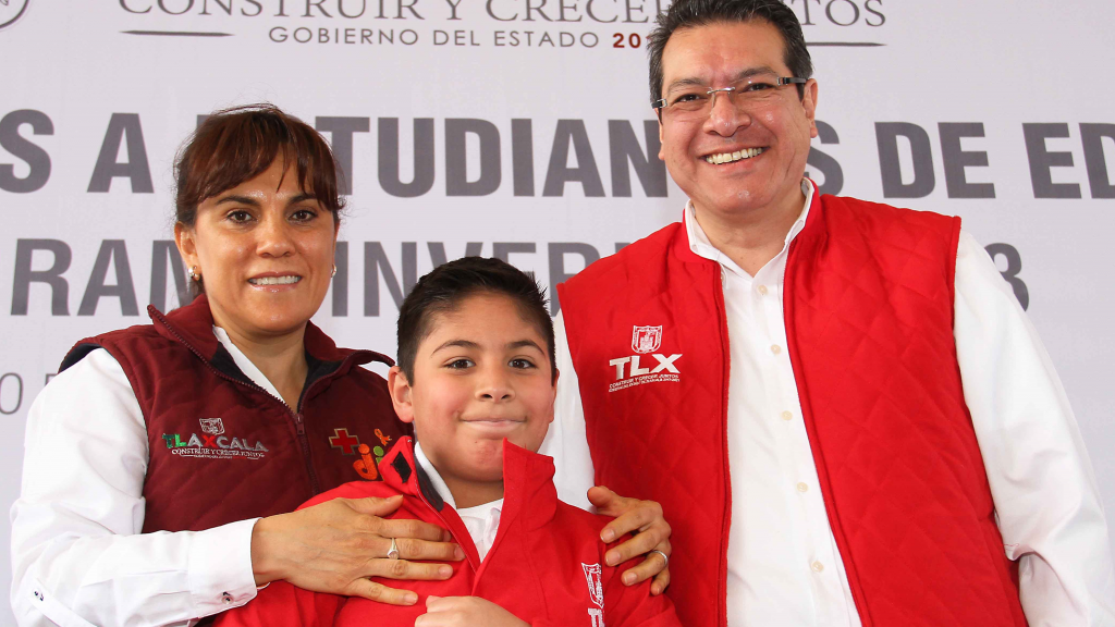 Entrega Mena 253 mil chamarras a estudiantes de Tlaxcala