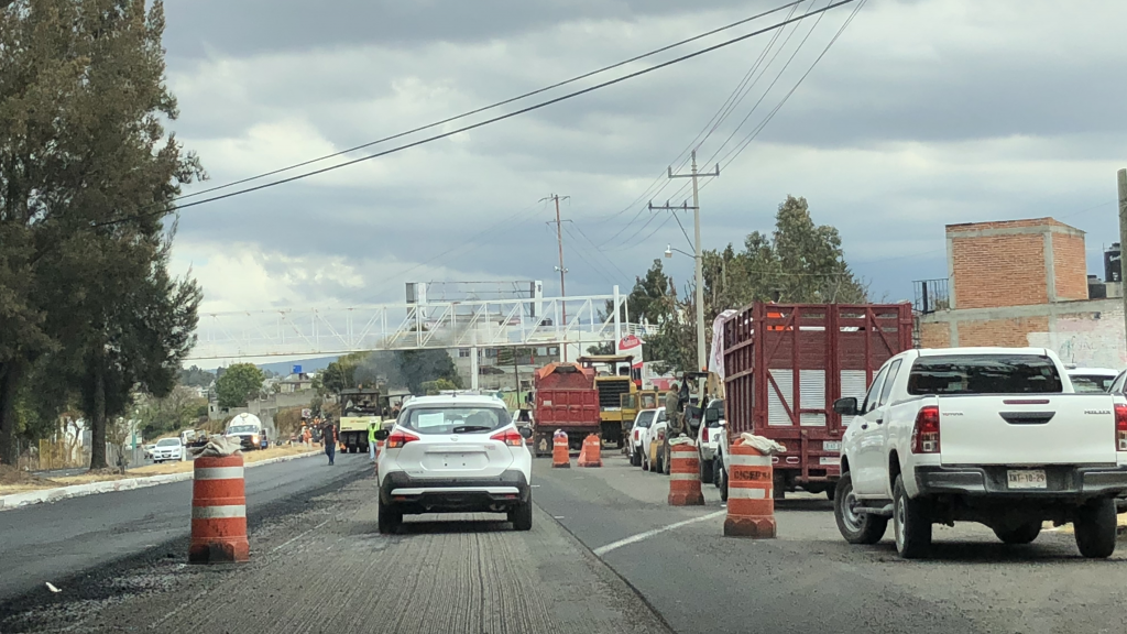 Reducen a un carril la carretera a Texmelucan