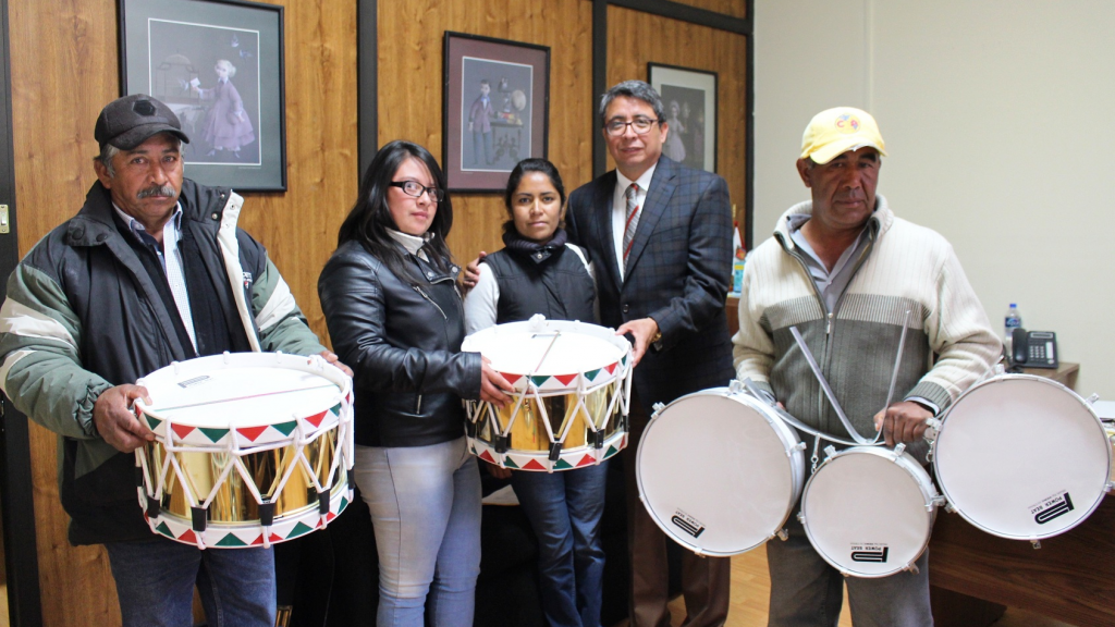 Entrega de instrumentos para la banda de guerra