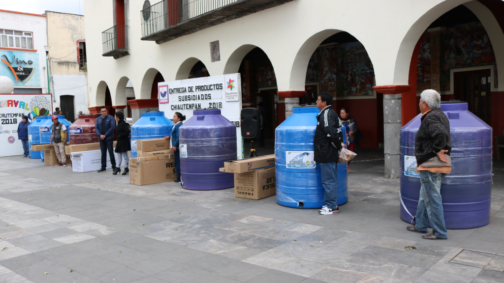 Entrega Chiautempan calentadores y tinacos a población