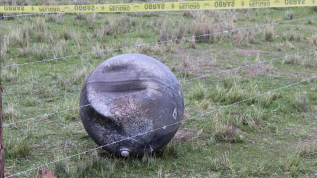 Perú investiga el origen de tres objetos que cayeron del cielo