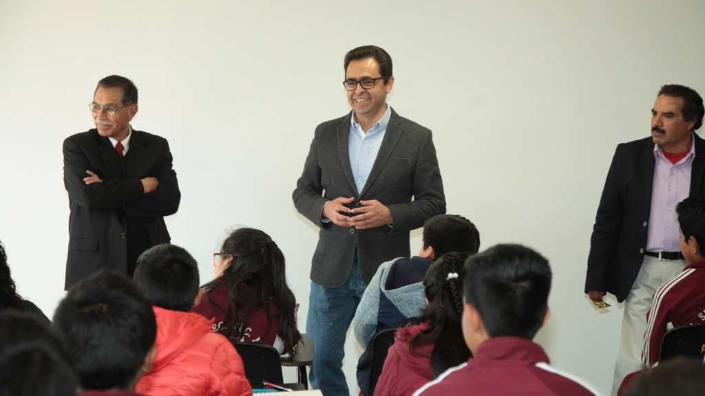 Supervisa secretario de educación aulas temporales en la técnica