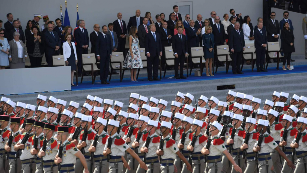 Trump ordena un gran desfile militar para emular a Macron