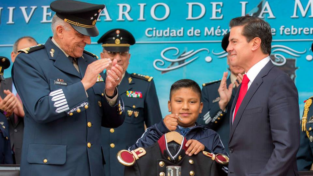 Entrega peña uniforme militar a alumno Tlaxcalteca