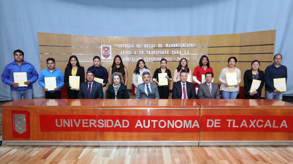 Entregó UAT 626 becas de manutención a estudiantes