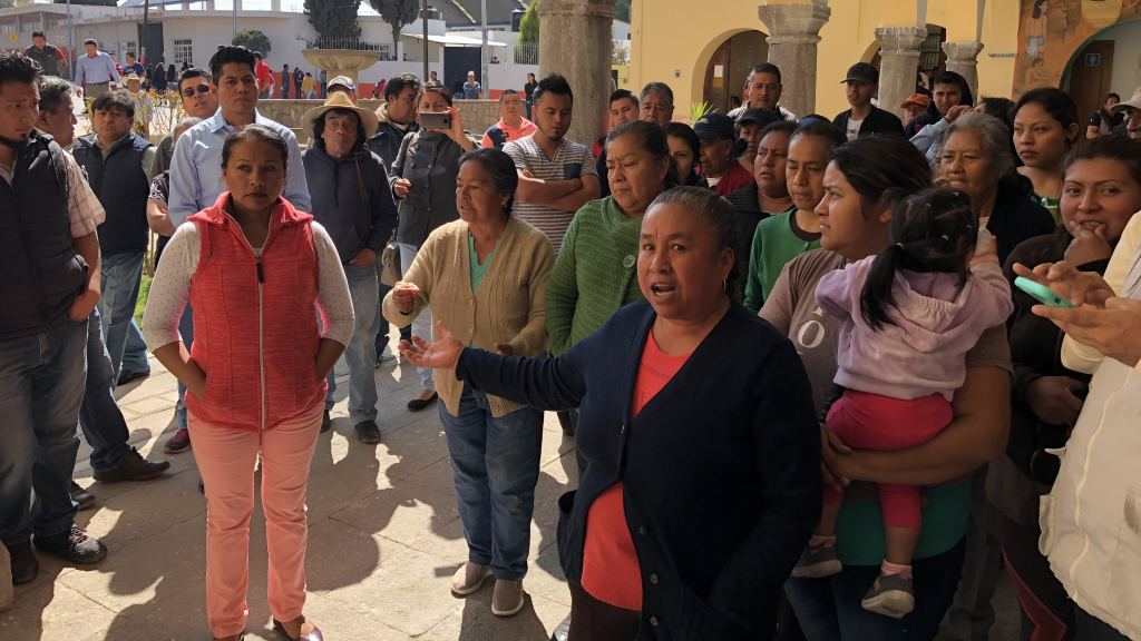 Exigen transportistas y locatarios de Teolocholco abrir calles 