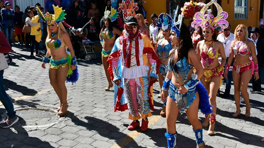 Gran colorido en desfile de carnaval de Tocatlán