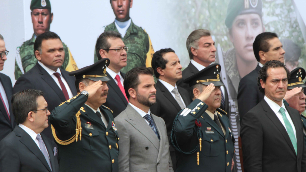 Marco Mena asiste a aniversario del ejército con EPN