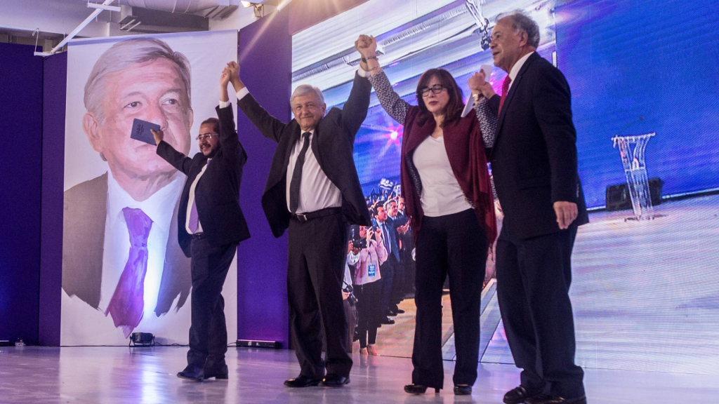 López Obrador apela al voto más conservador