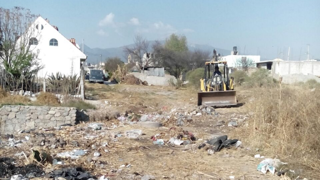 Inician saneamiento de barranca en la 3 Oriente de Ixtenco