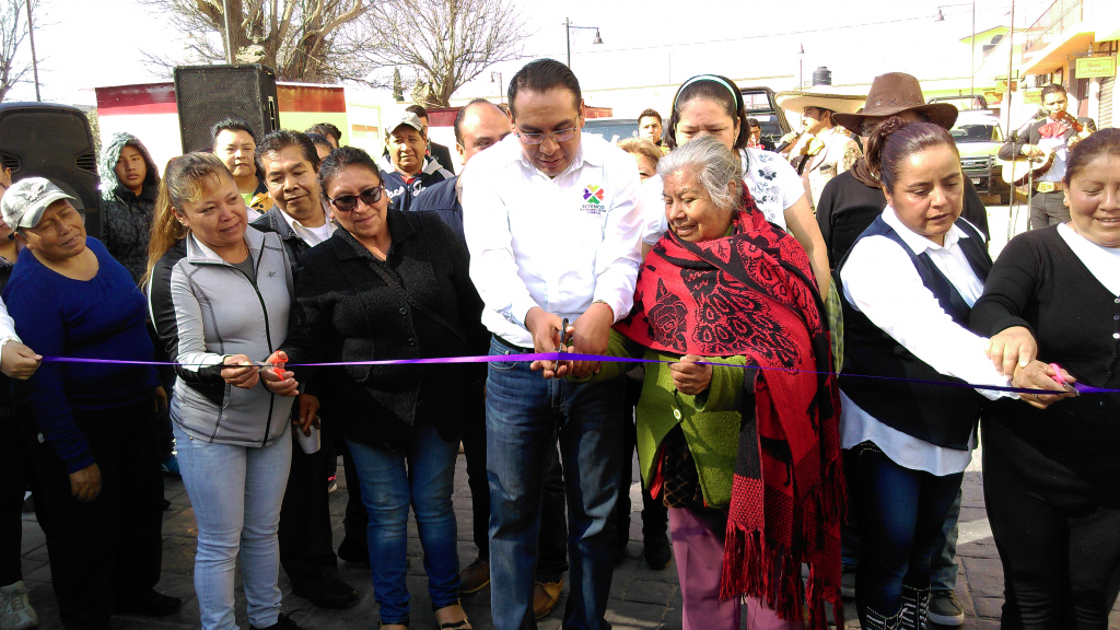 Inaugura alcalde de Ixtenco corredor comercial