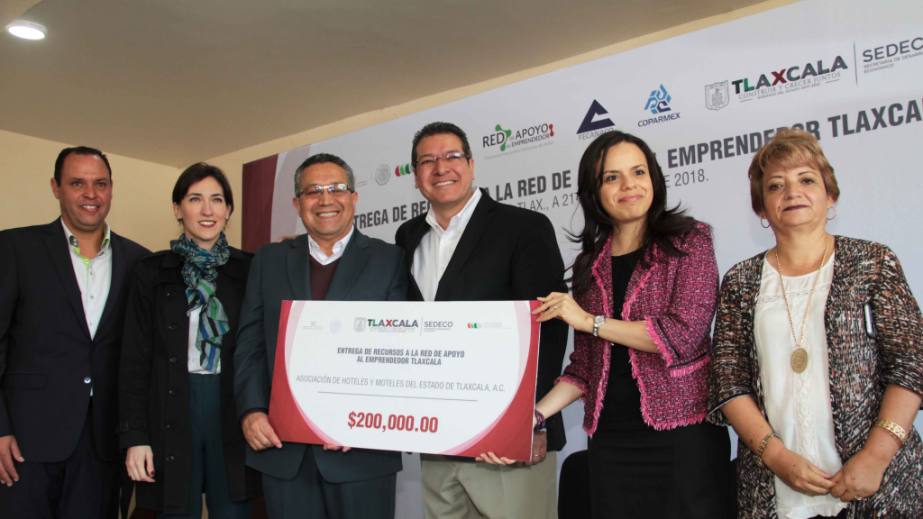 Entrega Marco Mena recursos a emprendedores de Tlaxcala