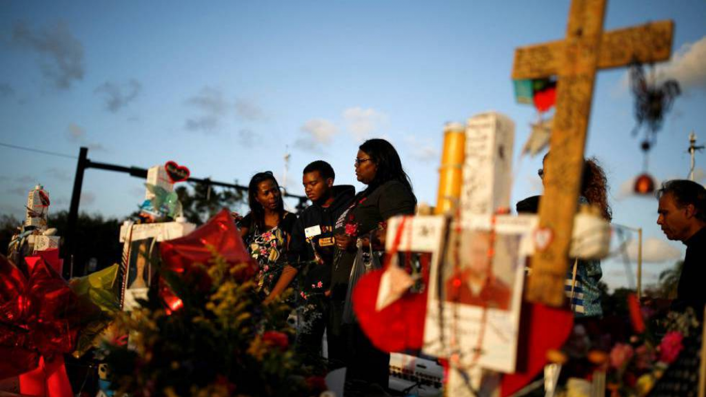 El guardia del instituto de Parkland no entró al oír el tiroteo