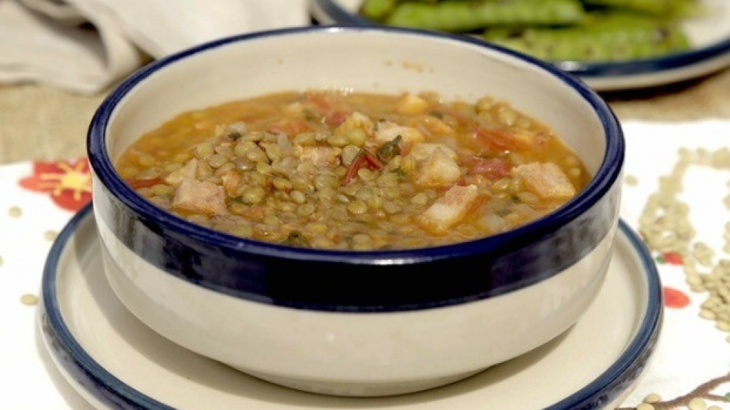 Lentejas con tocino, tomate y cilantro