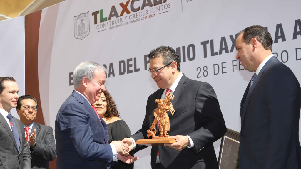 Entrega Mena premio Tlaxcala a la competitividad 2017