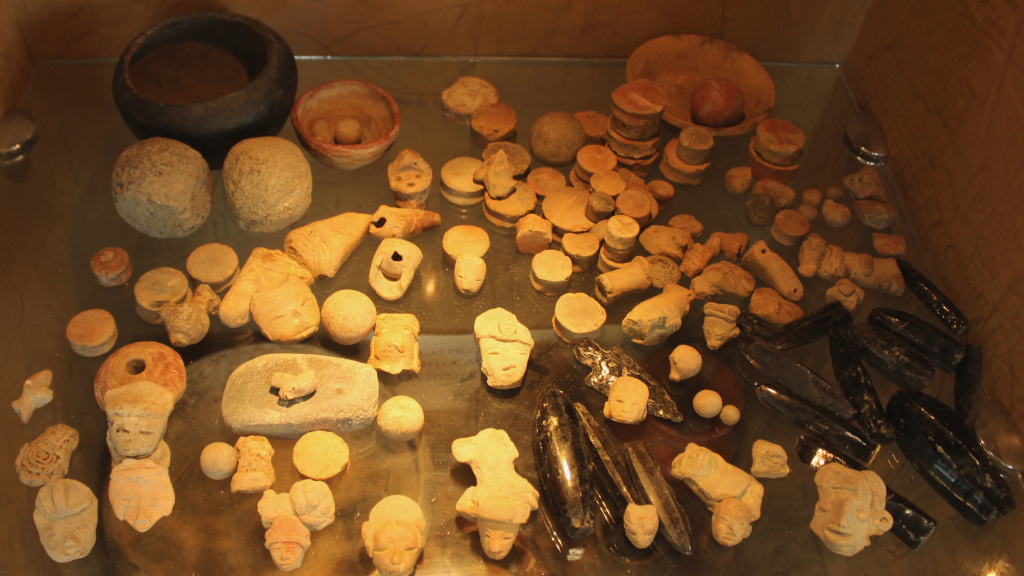 Ciudadano de Lardizábal dona piezas arqueológicas al museo