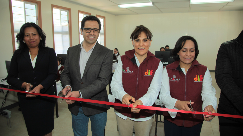 Inaugura Sandra Chávez aula de medios en Tlaxco