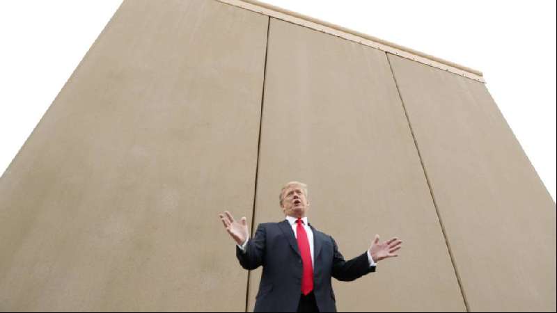 Trump, junto al muro