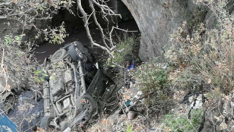 Vuelca camioneta con armas, 1 muerto, podría vincularse con robo