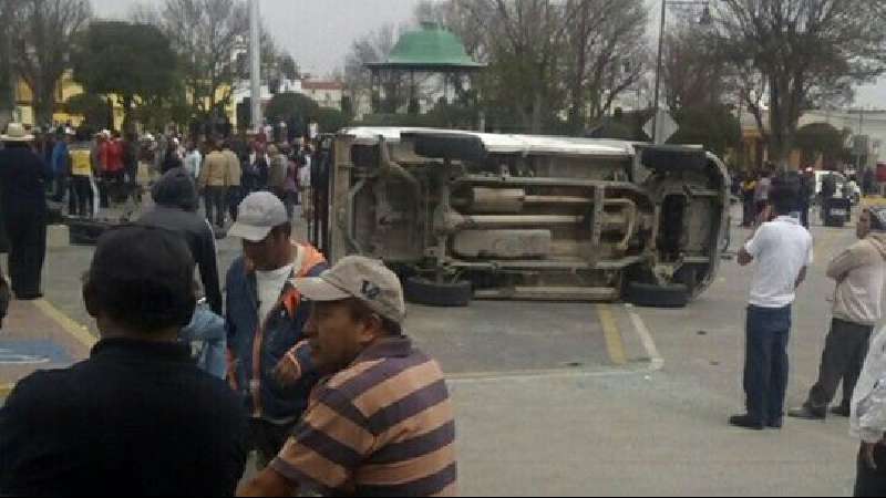 Arde Ixtenco; voltean patrullas, hay lesionados y cierran accesos