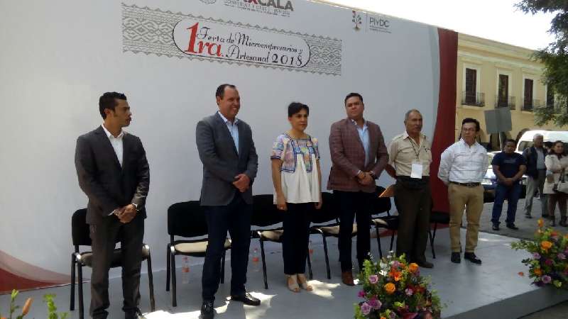 Participaron 100 emprendedores  en la Feria de microempresarios