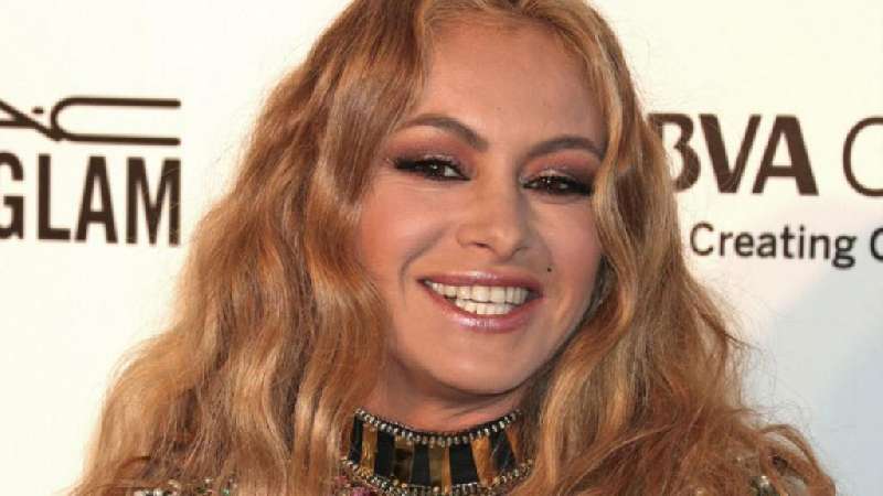 Paulina Rubio roba las fotos de otras chicas