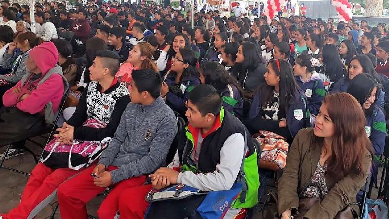 Capacita IEM a docentes y estudiantes sobre noviazgo