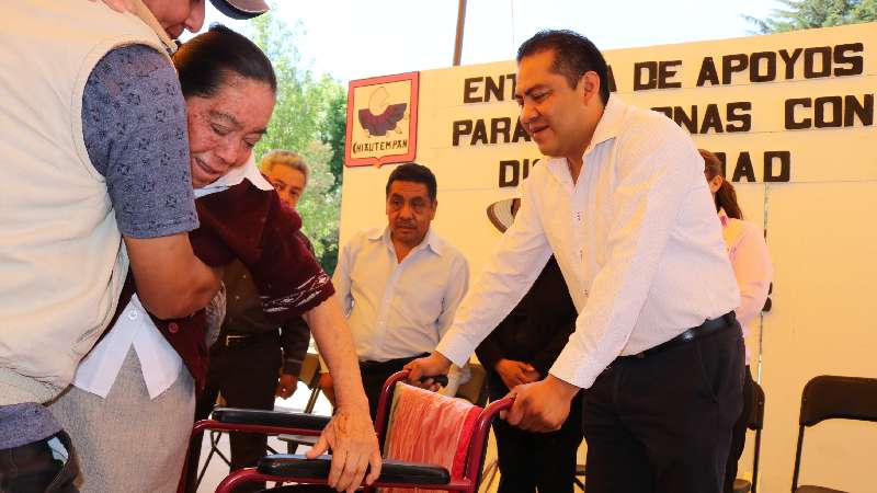Entrega SMDIF de Chiautempan apoyos funcionales a 70 personas