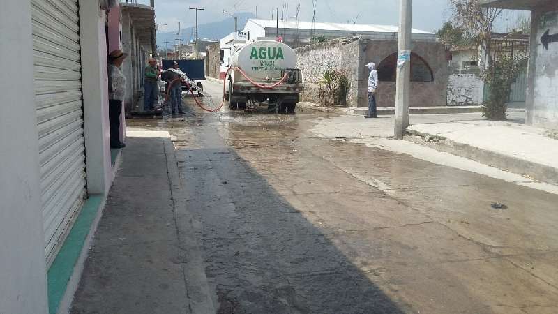 Personal de agua potable en Ixtenco realizan desazolve de drenaje