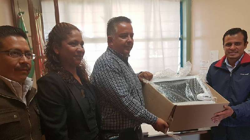 Entrega alcalde de Cuapiaxtla computadoras a secundaria