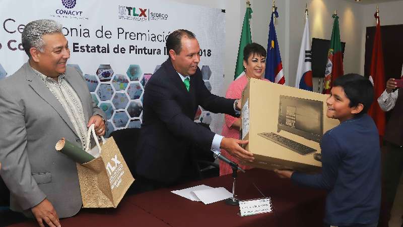 Premia Sedeco a ganadores del segundo concurso de pintura