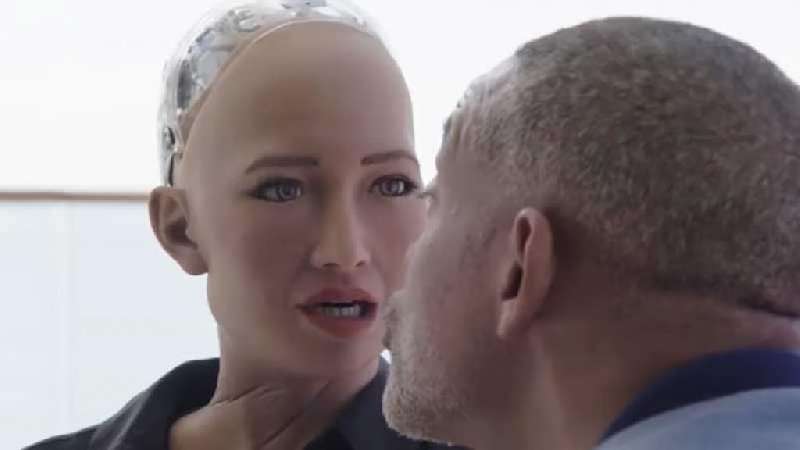 Will Smith protagoniza plática con robot