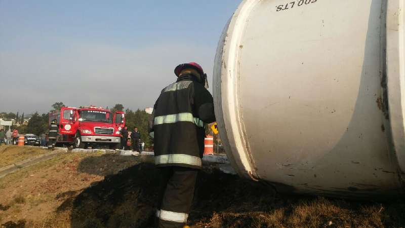 Atienden cuerpos de seguridad volcadura de pipa en Tizatlán