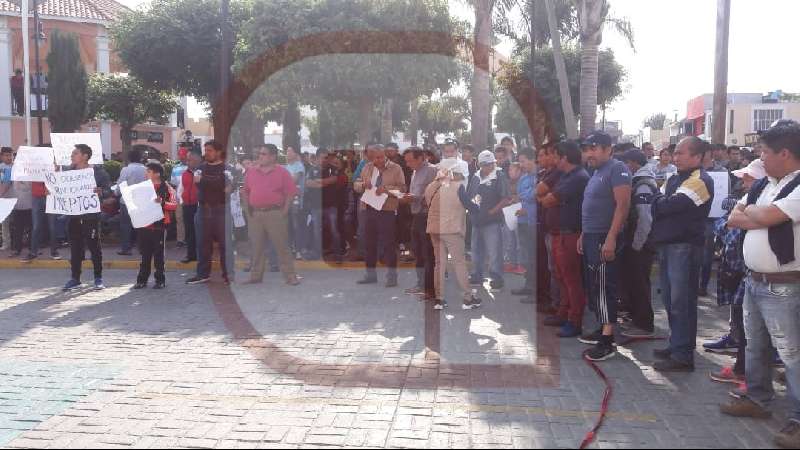 Se manifiestan en Papalotla, quieren salida de director