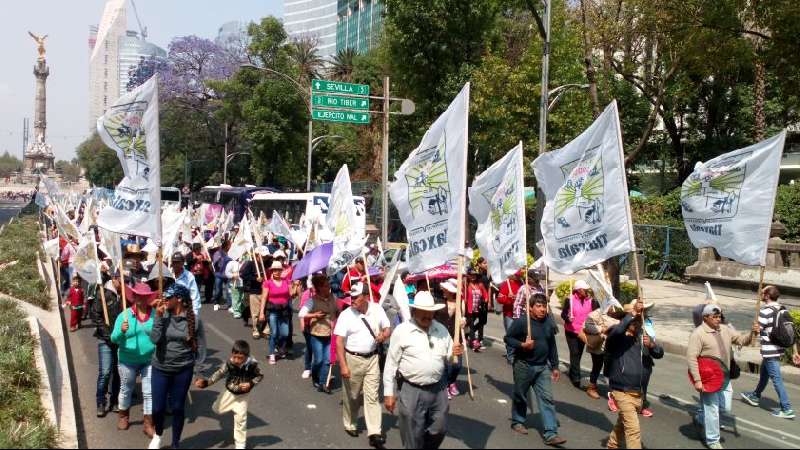 Se movilizan campesinos tlaxcaltecas en la capital del país
