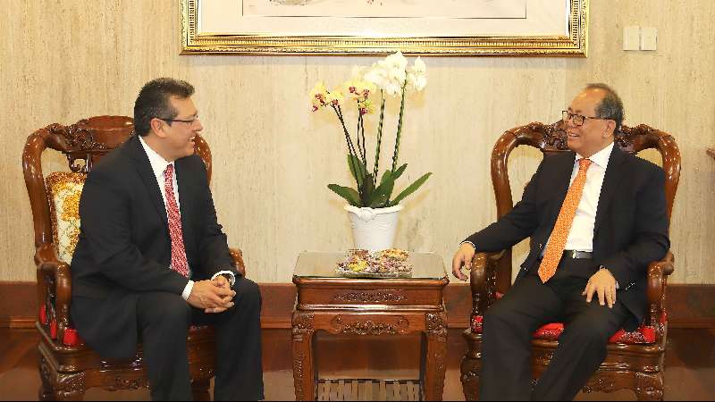 Se reúnen gobernador Marco Mena y embajador de China en México