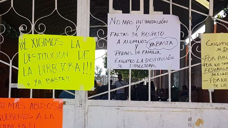 Cierran escuela en Panzacola, no quieren a directora por anomalía