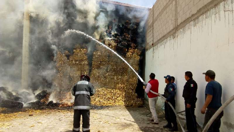 Quema agrícola se sale de control, alcanza bodega en Huamantla