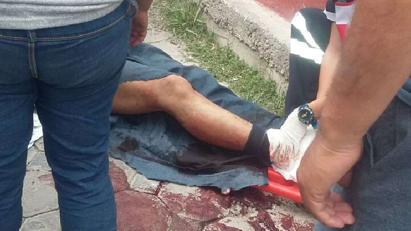 Cae hombre desde techo, lo trasladan a hospital