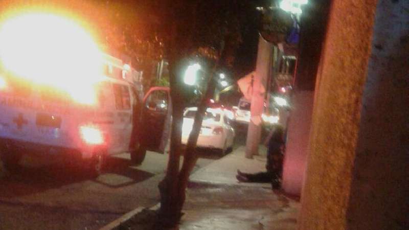 Desde balcón de bar cae hombre a la calle