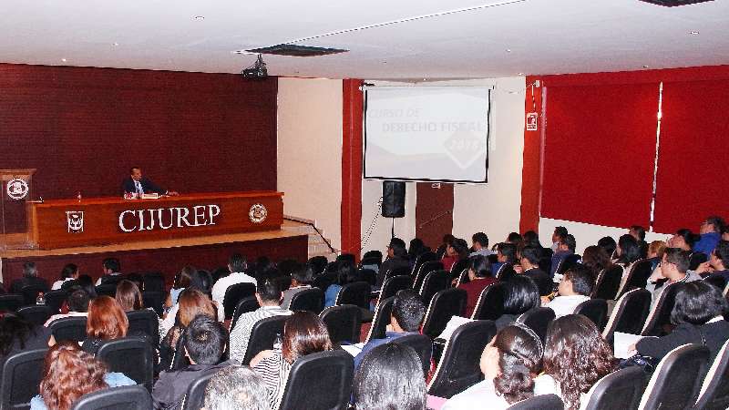 Impartió UAT curso de Derecho Fiscal