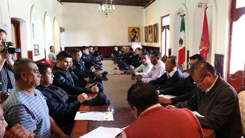 Entrega alcalde de Chiautempan nombramientos a Policías