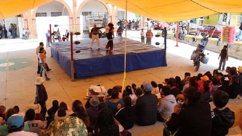 Con espectáculo y dulces festejaron a niños de Tocatlán